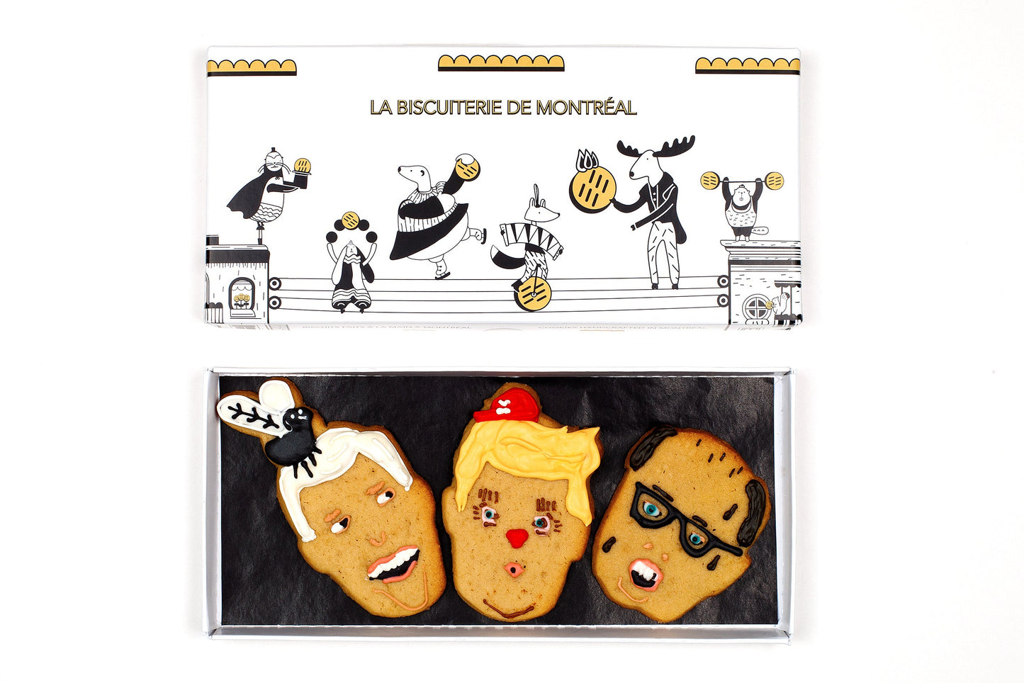 Boite de trois biscuits contenant Mike Pence avec une mouche géante sur sa tête, DOnals trump avec un nez de clown et une mini casquestte maga et Rudy Guiliani avec des gôiute de colorant à cheveux sur son visage. Caricature drôle en biscuit.